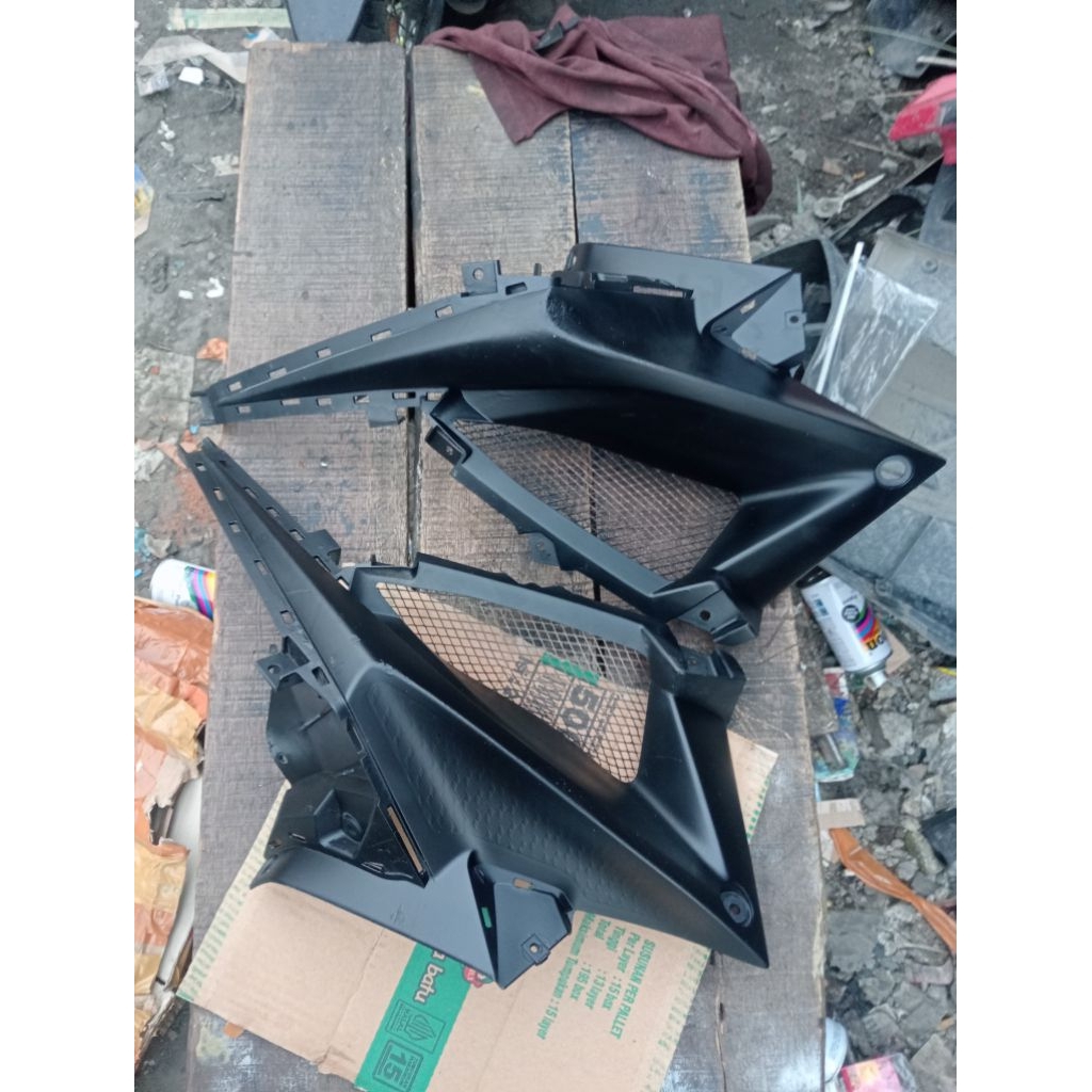cover fairing sayap dalam set kanan kiri R15V3 barang seken ORI copotan masih layak pakai