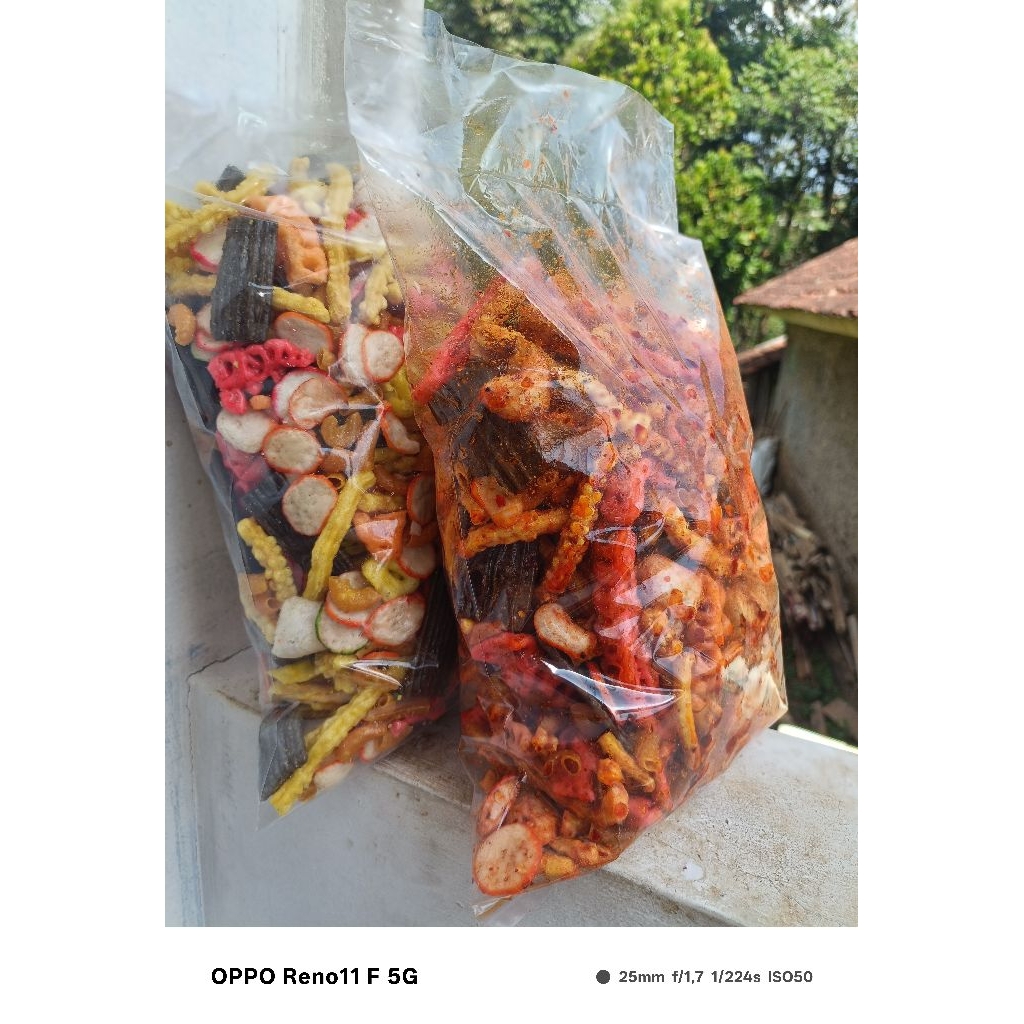 

Seblak Campur Mix Krupuk Seblak Original pedas daun Jeruk 250gram 500gram