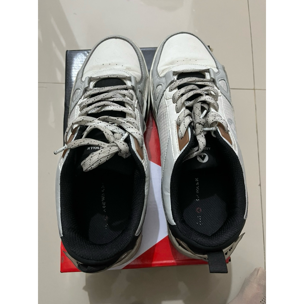 Belum Dicuci | Jarang Dipakai | Preloved Sneakers Airwalk Pria Hitam Putih Ukuran 44 | Wajib Baca De