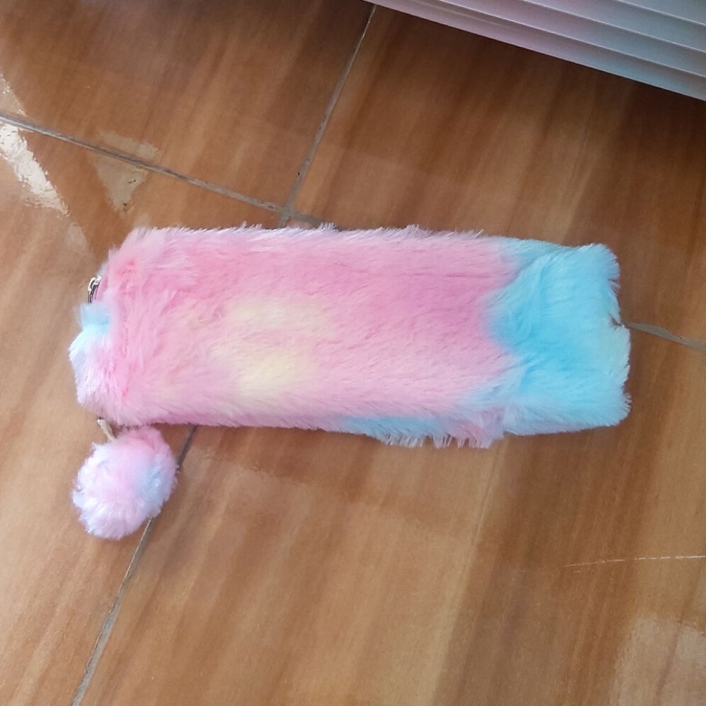 

Tempat pensil bulu Unicorn