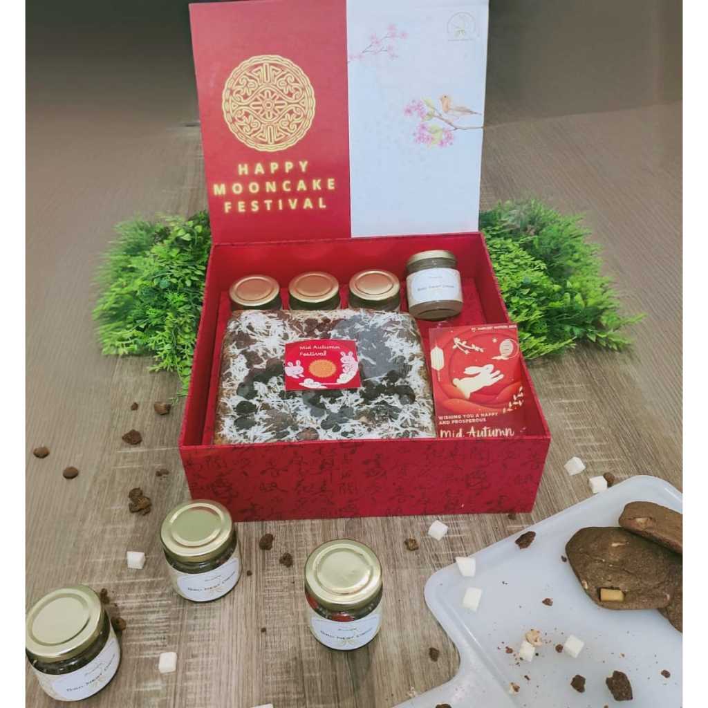 

Hampers Mooncake Premium Gluten Free (1pcs Fudgy Brownies Cookies 20x20 + 4pcs Bird's Nest Drink)