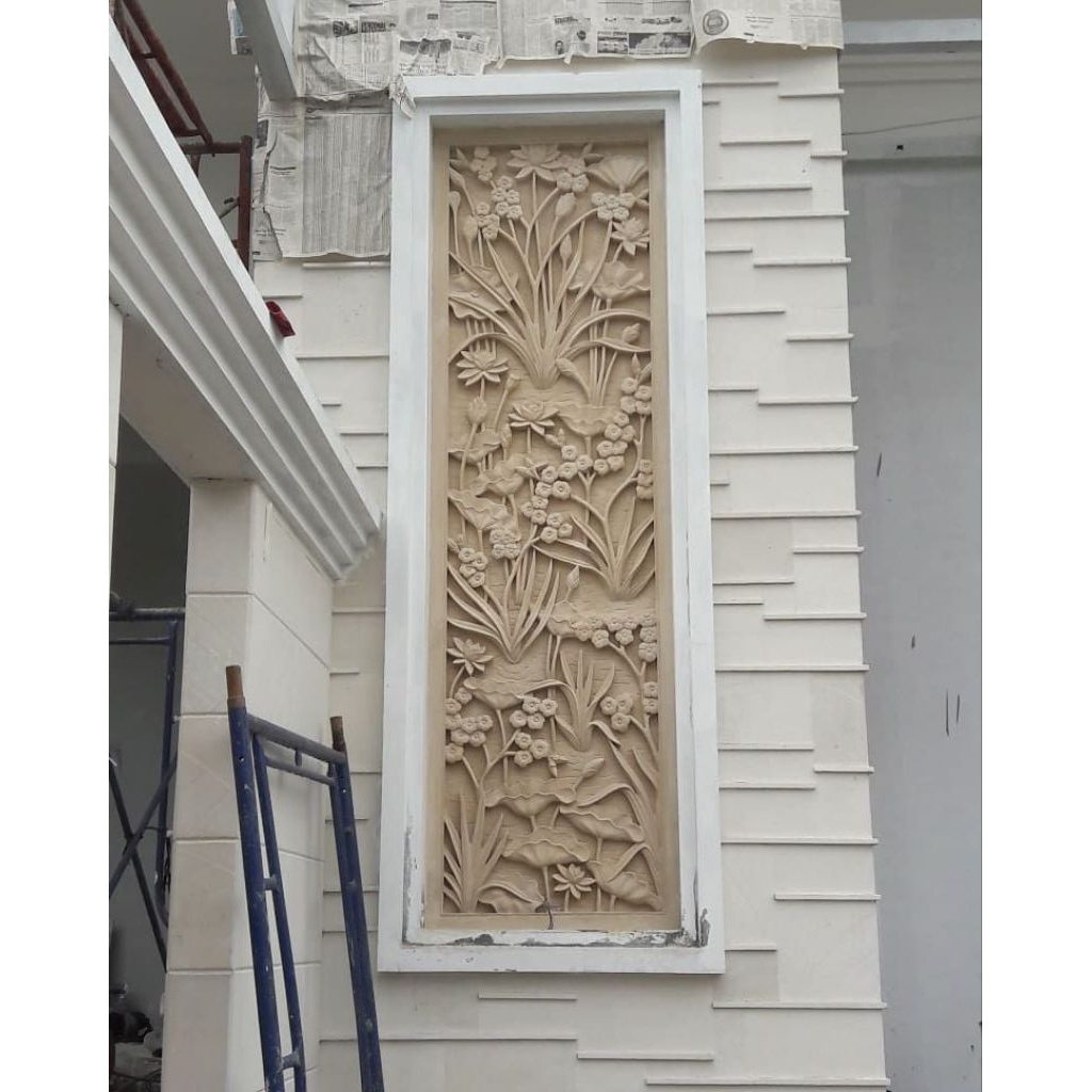 relief ukir batu paras motif bunga dan teratai
