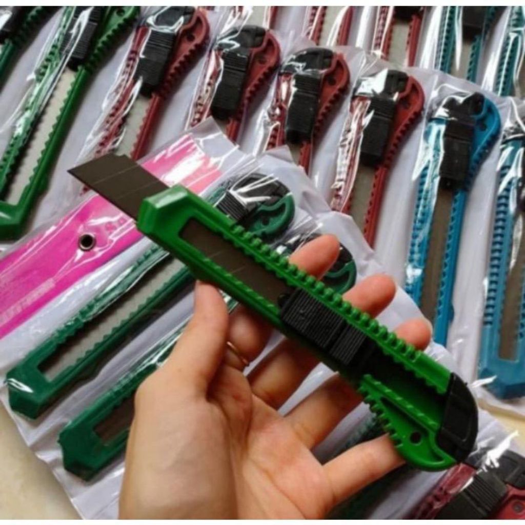 

Cutter Sailor Man 1 Renceng Isi 12 Pcs – Pisau Cutter Warna Campur untuk Kertas Kardus Plastik