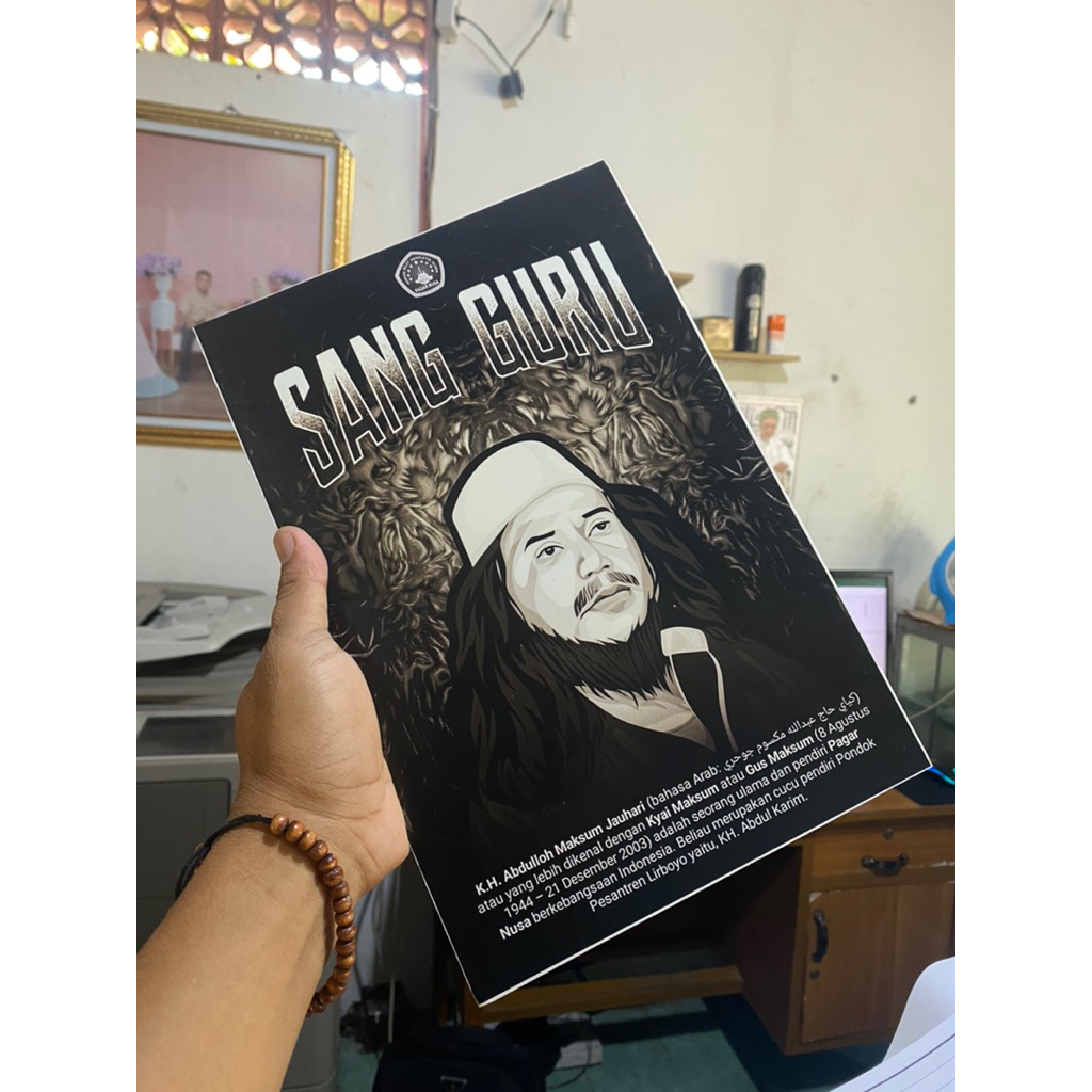 FOTO GUS MAKSUM MEMAKAI KAYU MDF