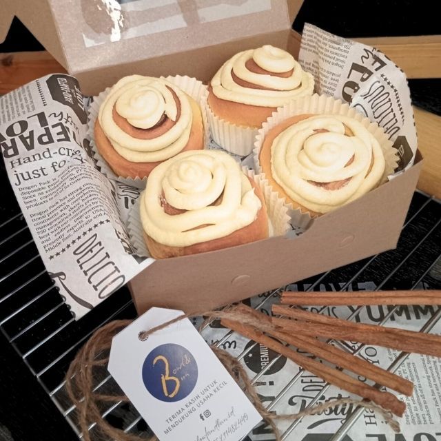 

CINNAMON BUN VANILLA CREAM CHEESE - ISI 4 (18 x 18cm)