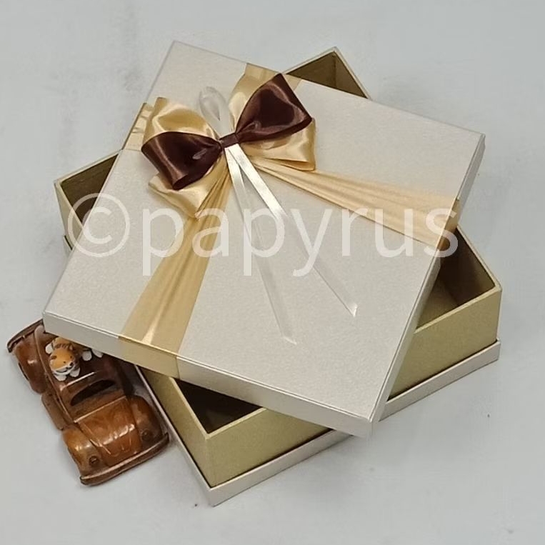 

PAPYRUS Sandwich 22,5x22,5 Tinggi 8cm Kotak Kado Gift Box Hardbox Hampers Hadiah V3
