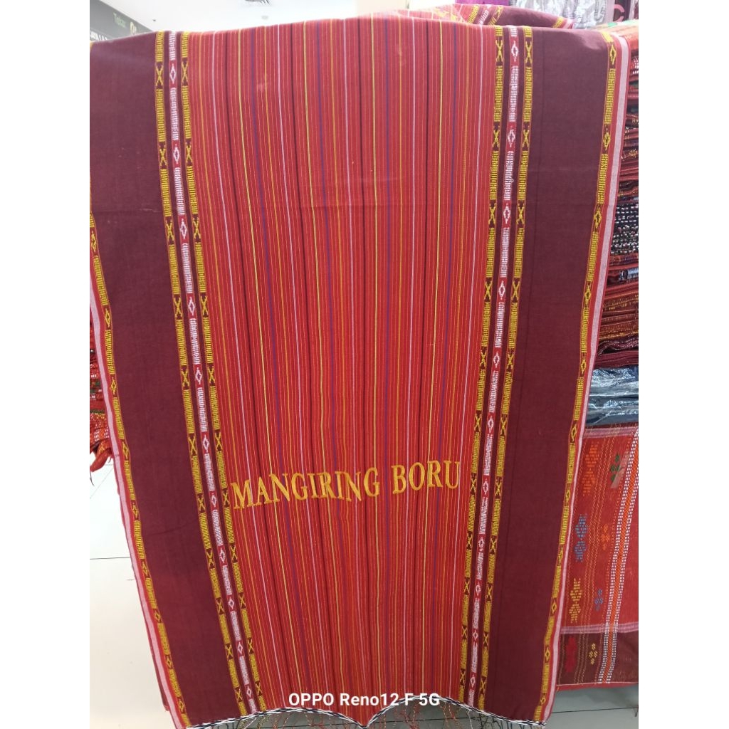 ULOS MANGIRING WARNA MERAH MARON ADA TULISAN BORDIR MANGIRING ANAK/BORU.MARSISIK