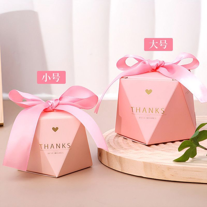 

Gift box Unik dan cantik bercorak indah dan Romantis untuk sang pujaan hati