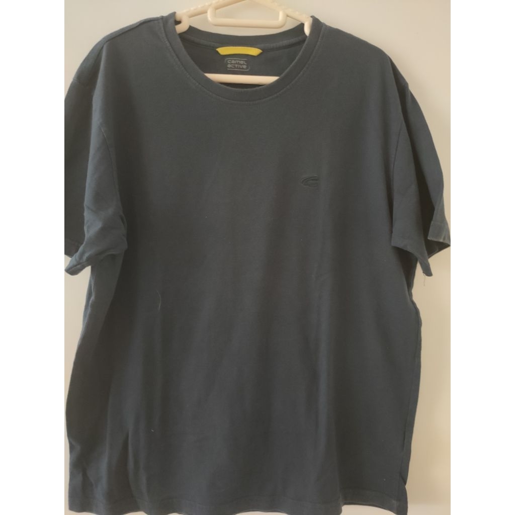 Baju kaos pria tangan pendek warna Navy ukuran L dari Camel Active. Preloved dengan kondisi baik.