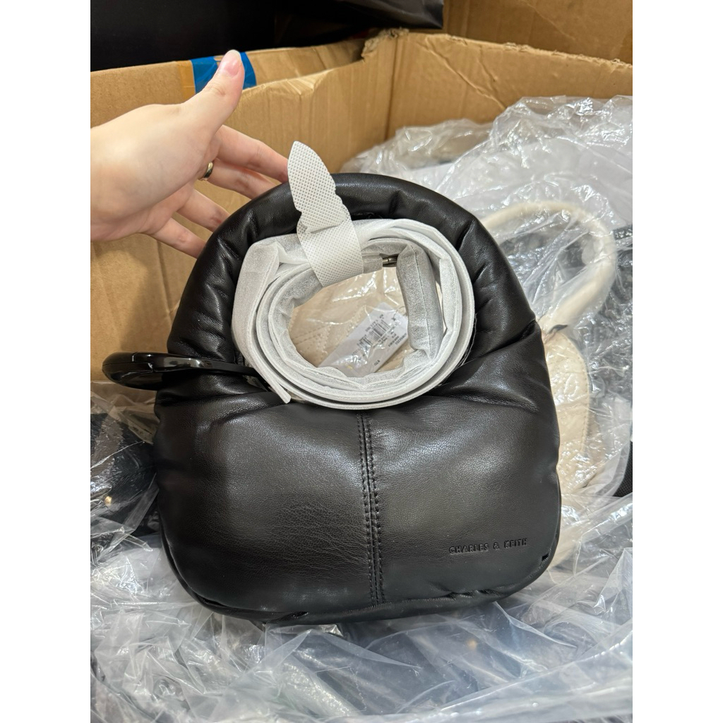 Tas Charles n Keith mini hobo sling