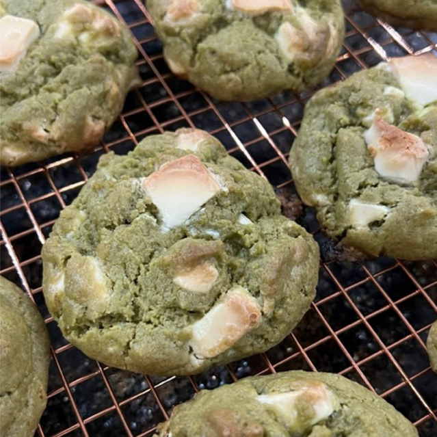 

Soft Cookies Matcha Premium dengan Coklat Putih – Cookies Jepang Lembut, Chewy & Wangi