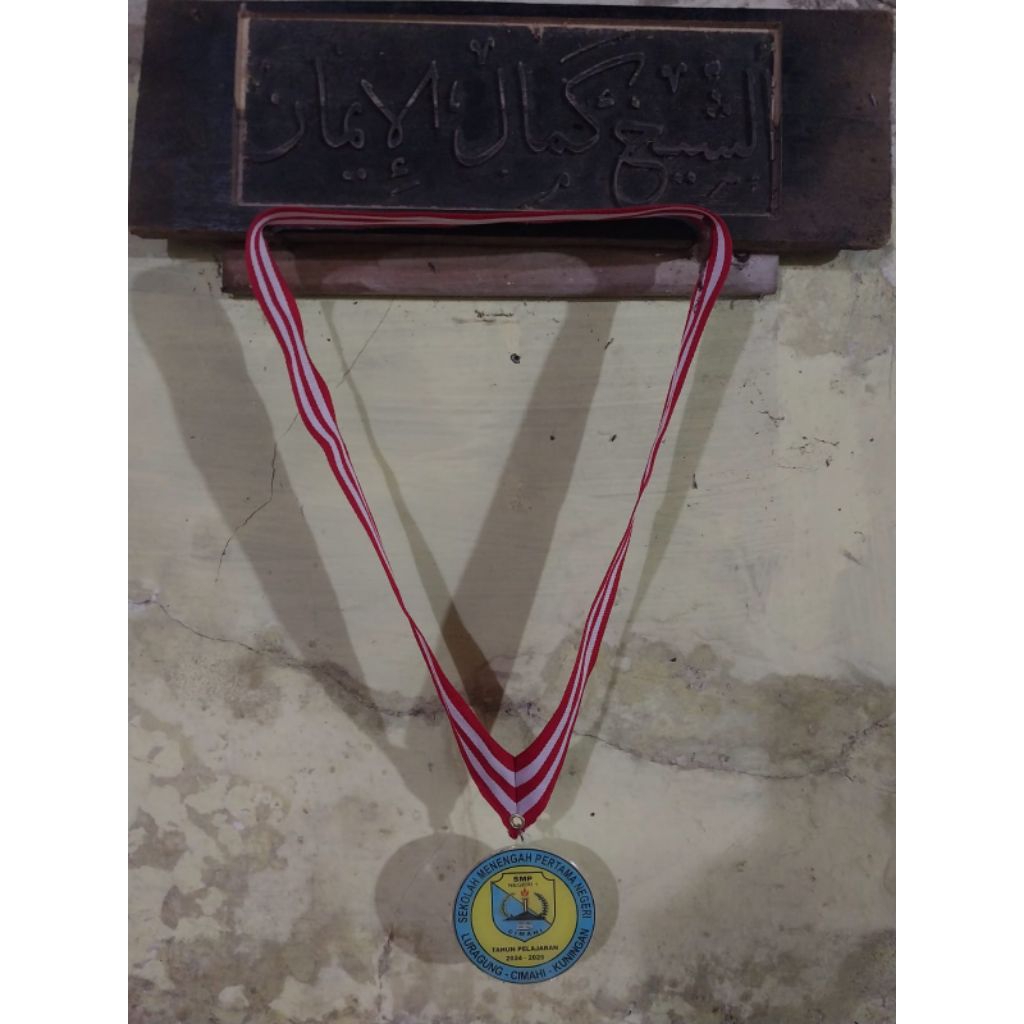 

mendaliwisuda sekolah atau juara lomba, dan ini juga plus resin