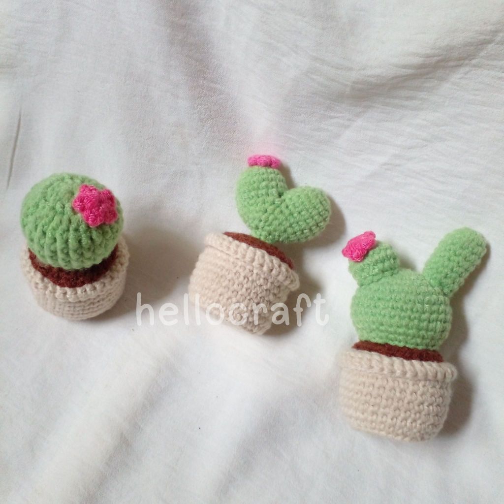 Mini cactus crochet pot kaktus rajut mini kado hiasan meja kaktus lucu