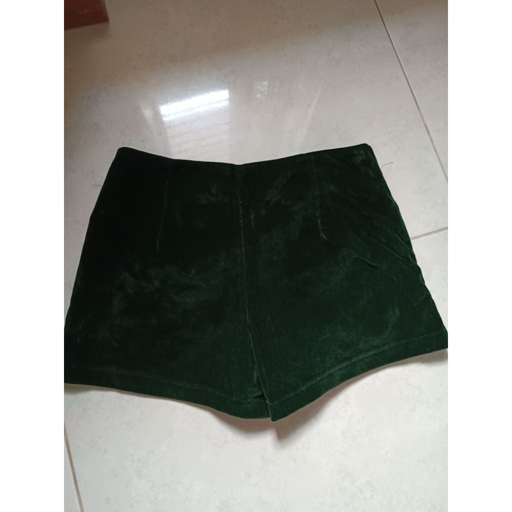 Celana pendek bludru hijau wanita
