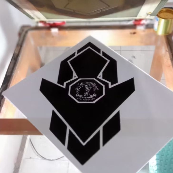 

KERTAS LAYANGAN SABLON 1 WARNA SUKHOI 100 LEMBAR / LAYANGAN APUS SUKHOI LILITAN MURAH