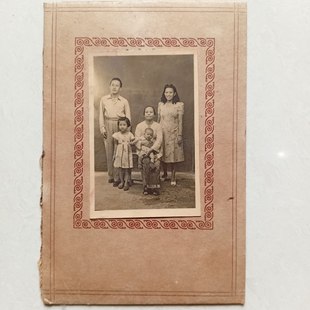 Foto Monokrom Keluarga Peranakan