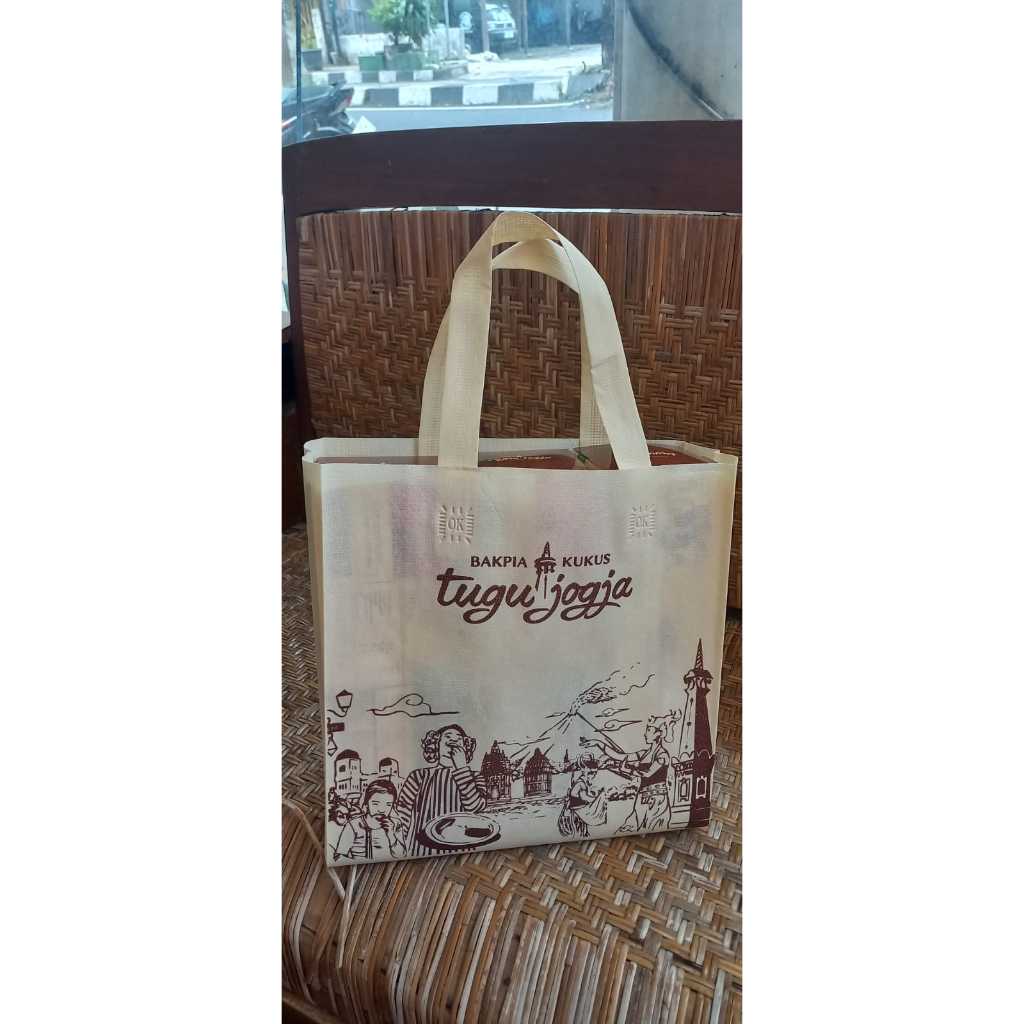 

Paperbag Bakpia Kukus Tugu