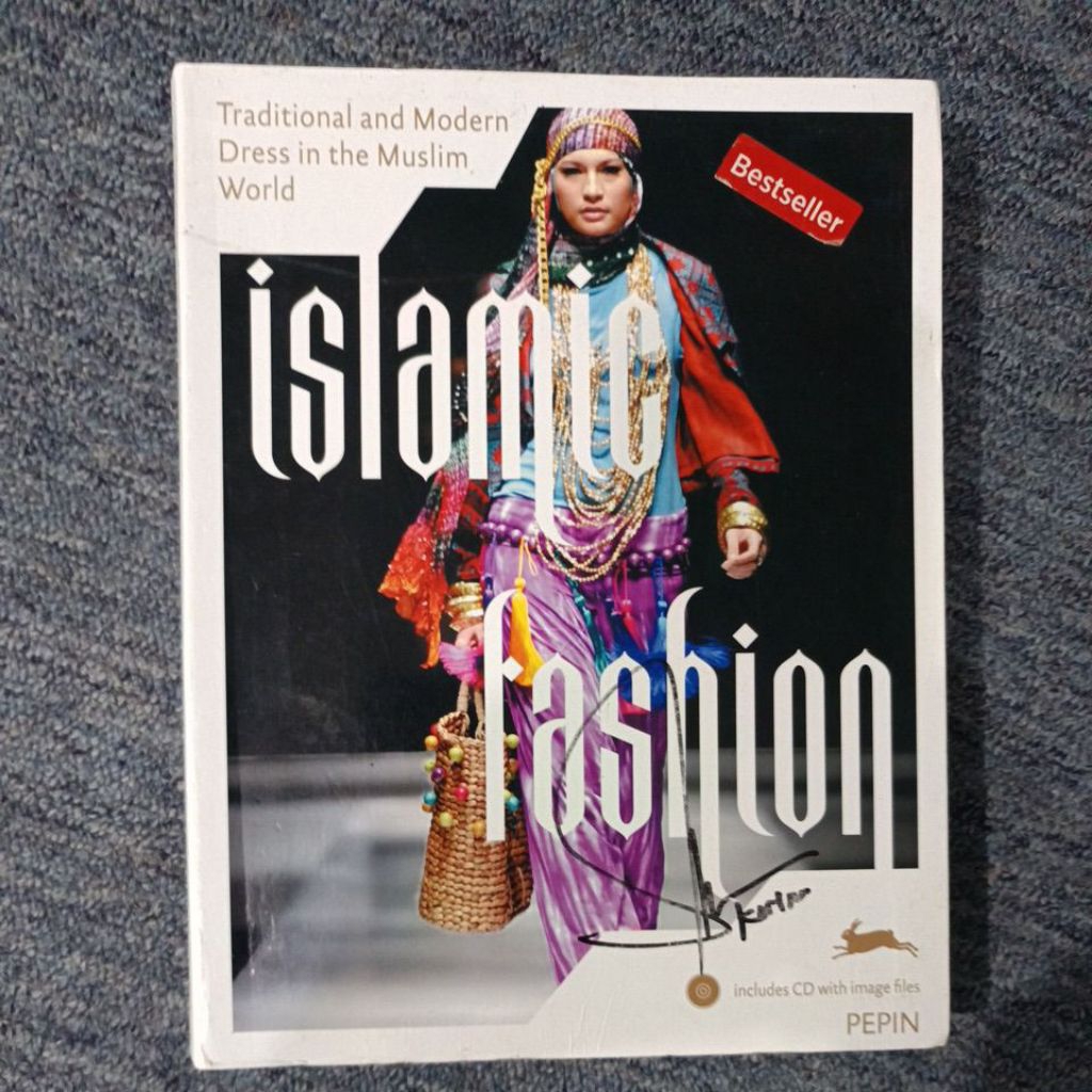 BEST SELLER OF ISLAMIC FASHION: Tradisional and Modern Dress In The Muslim World