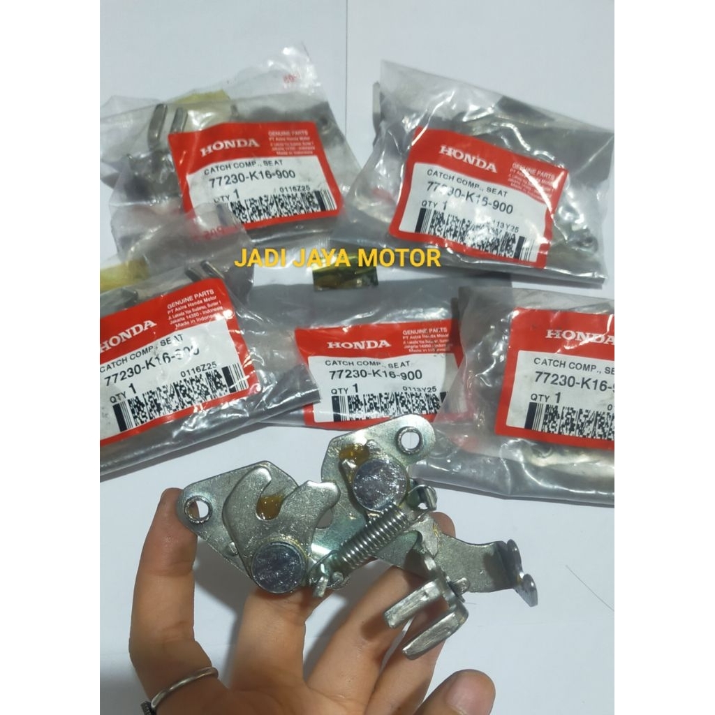 Pengait Jok Lawan Kunci Jok Engsel Dudukan Jok Original Asli Honda Scoopy eSP 77230 K16 900