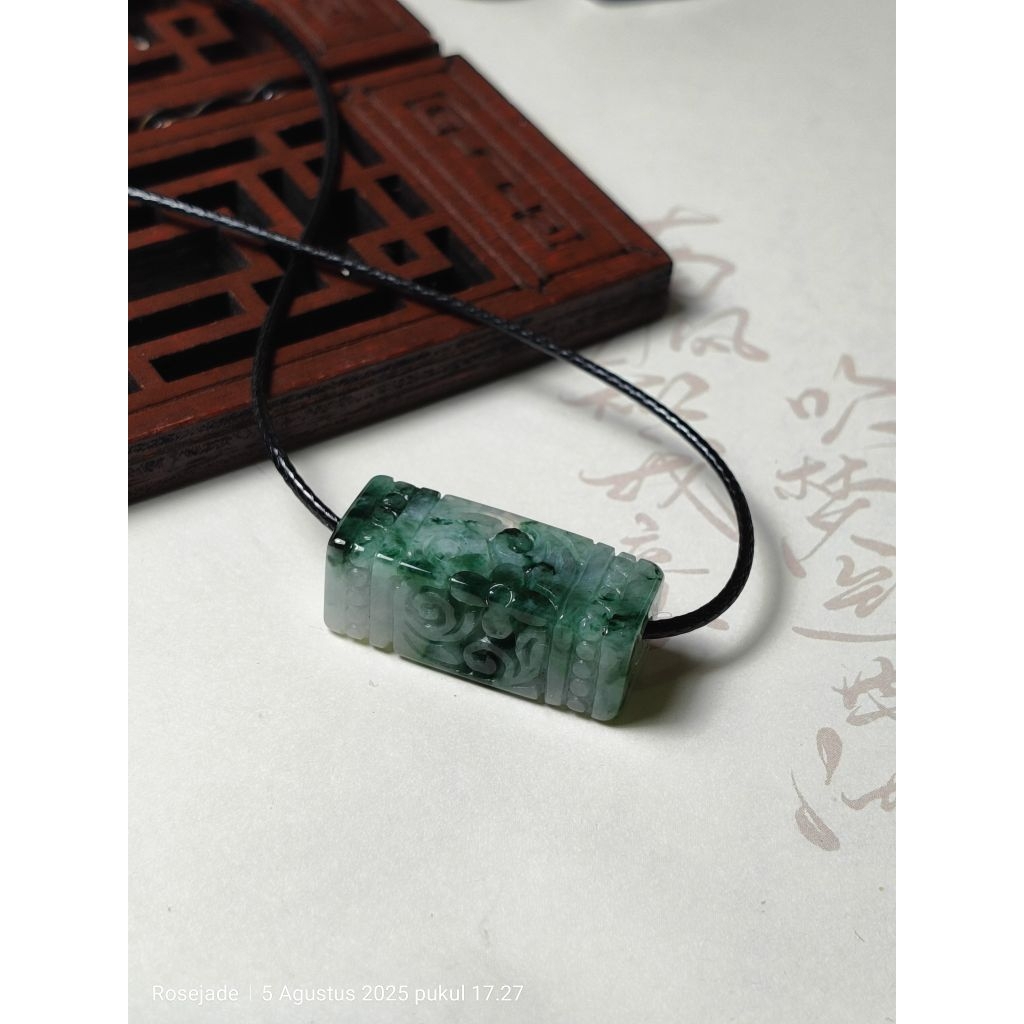 Kalung Liontin Giok Burma Hijau Ukir bentuk kotak bersertifikat