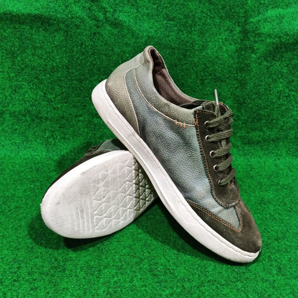 BEKAS SECOND Sepatu Sneakers Kulit DAKS | No.40