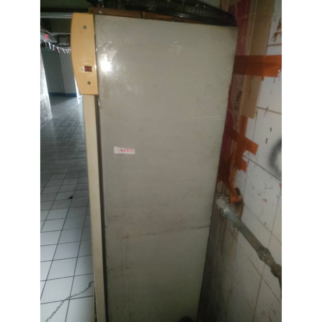 Kulkas showcase minuman