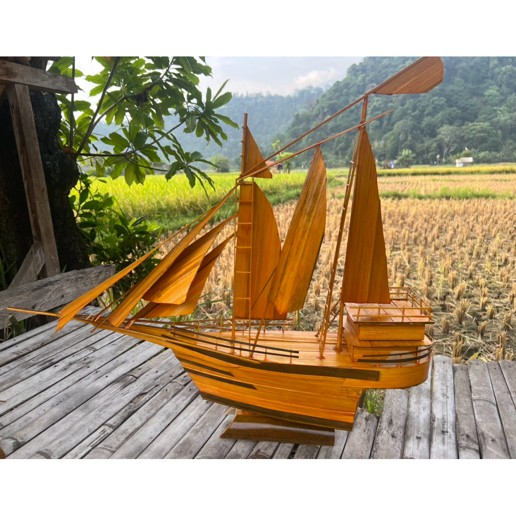 Kerajinan bambu miniatur kapal laut