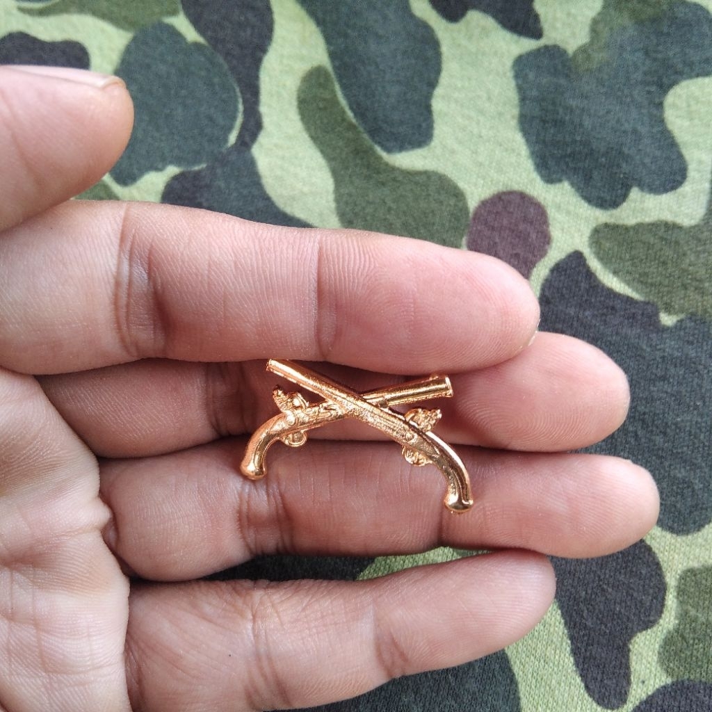 Pin Pistol Flintlock Pin Silang Pistol Lencana Militer Pin Kerah Dasi Pin Topi Cowboys Topi Polisi M