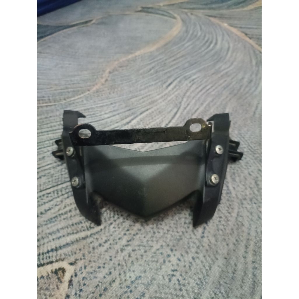 COVER UPPER TUTUP LAMPU DEPAN BAGIAN ATAS PLUS DUDUKAN PLAT NOMOR YAMAHA BYSON FI ORIGINAL