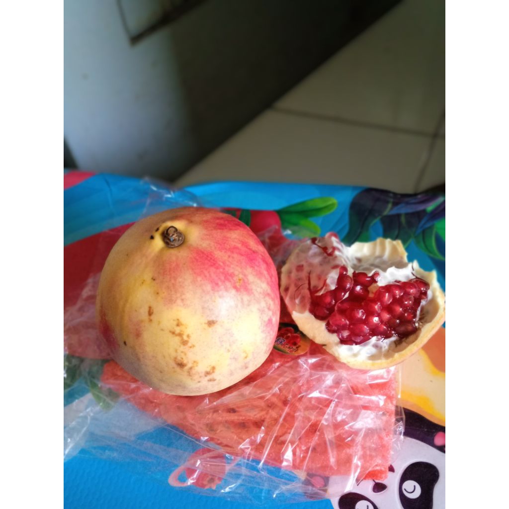 

Buah segar 1 buah delima utuh kupas manis impor