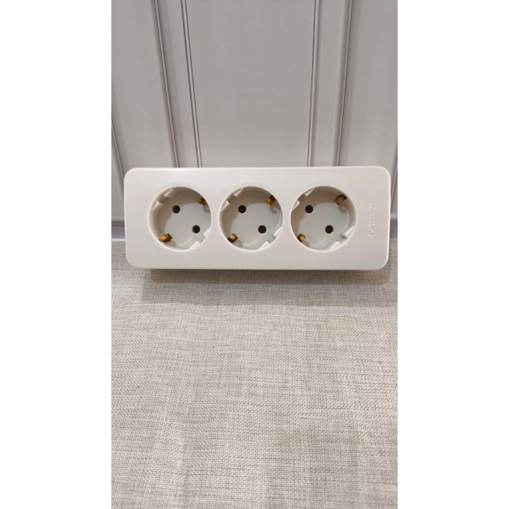Stop Kontak 3 Lubang Panasonic