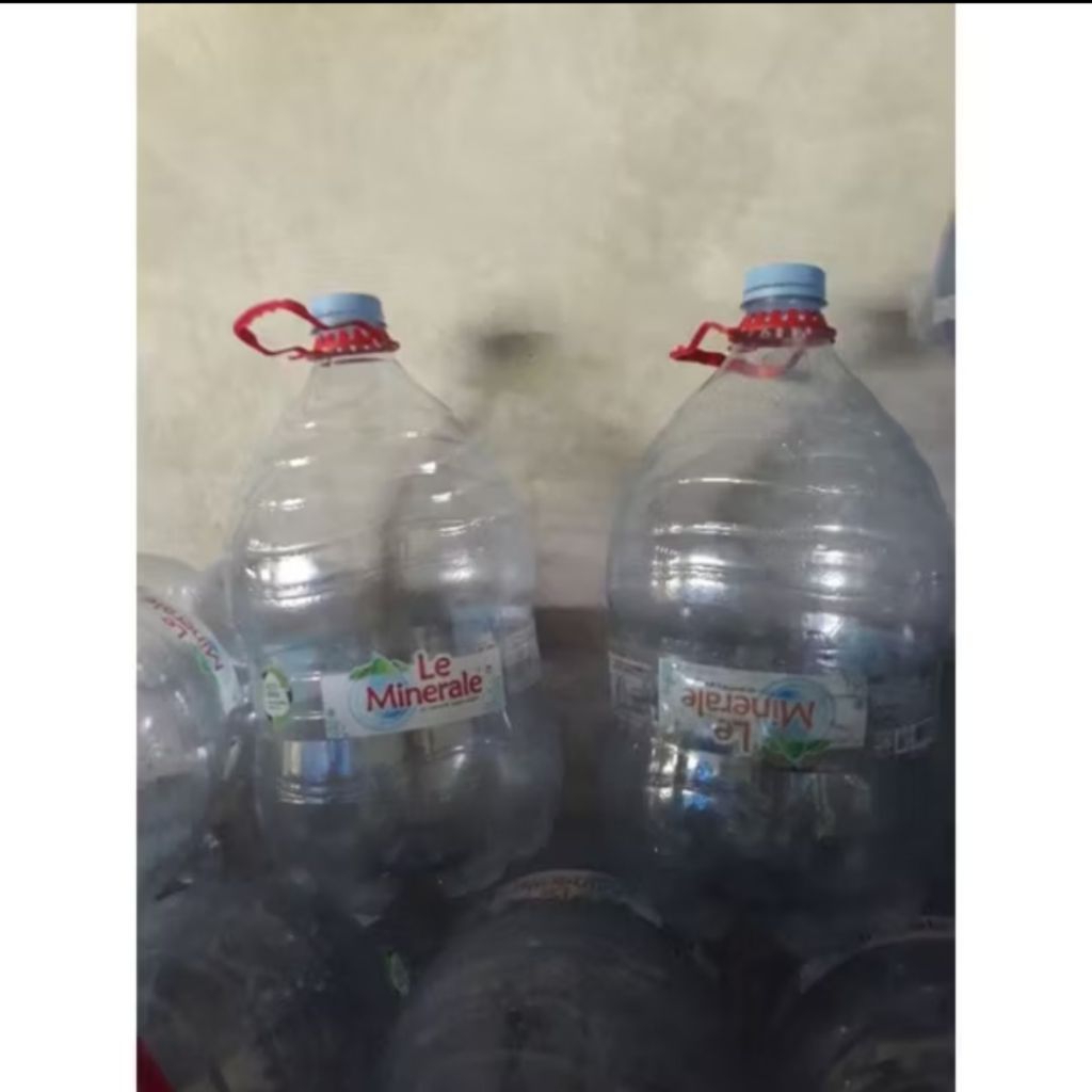 

GALON LE MINERAL KOSONG 15 LITER PEMAKAIAN PRIBADI