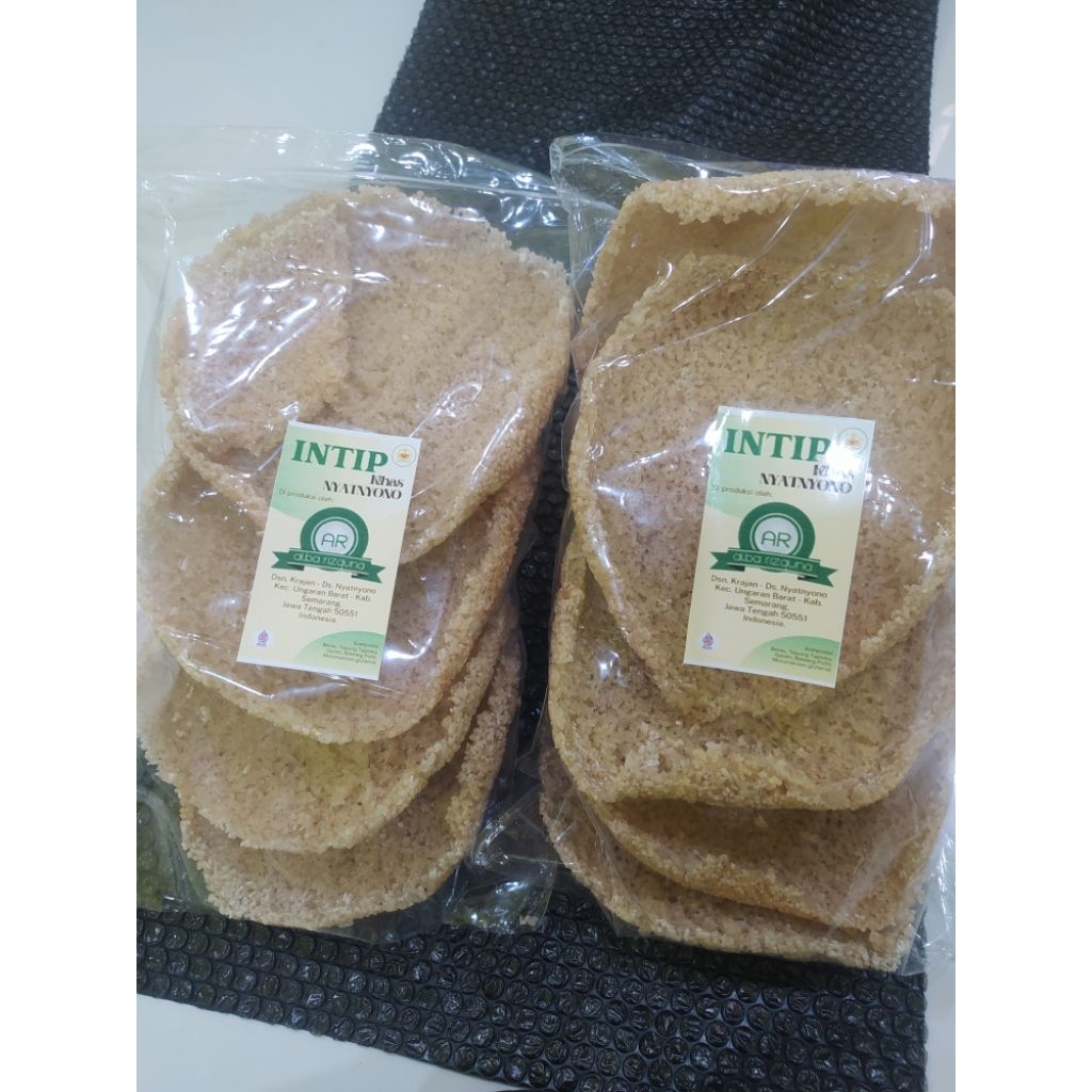 

intip mentah(kerak nasi gurih sudah dibumbui,tgl goreng pakai komporr kayu agar tambah mekarnya)(1/2kg)