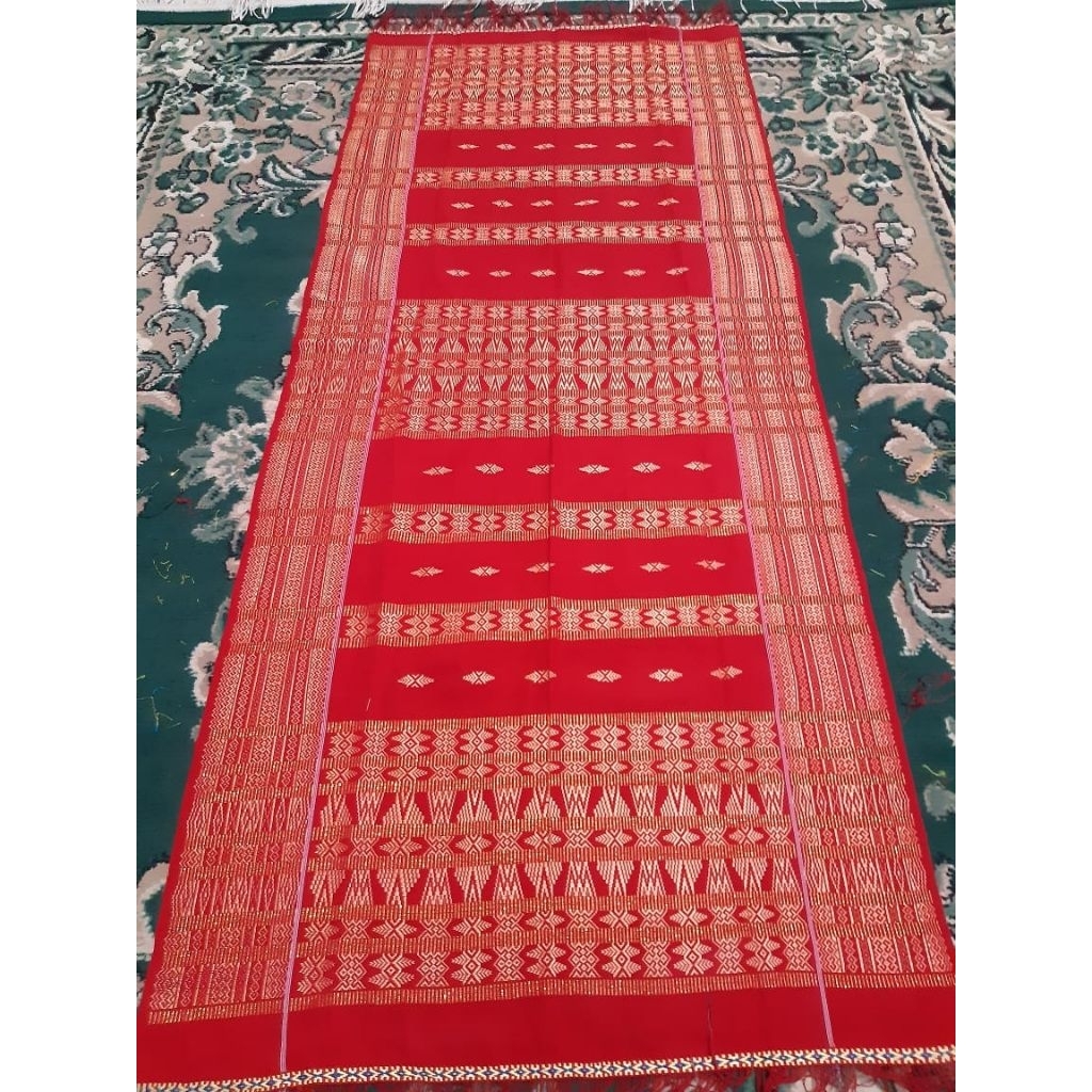 Uis Nipes Sutra Merah Pengantin tanpa Rumah Adat