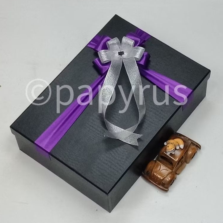 

PAPYRUS 25x35 Tinggi 10cm Kotak Kado Gift Box Hardbox Hampers V1