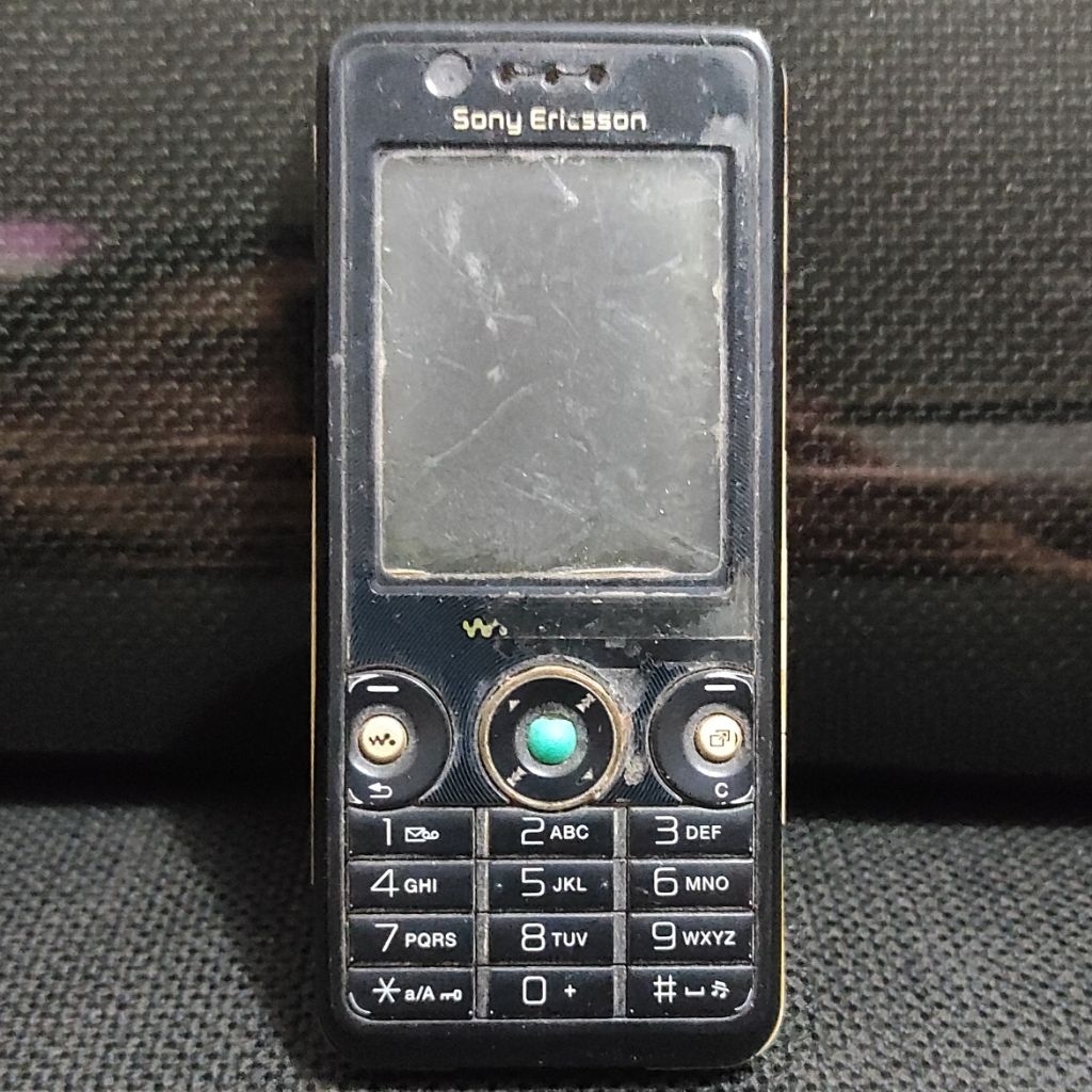 

HP Jadul RUSAK Sony Ericsson 2 Untuk Afkir Kanibal Atau Mainan Saja