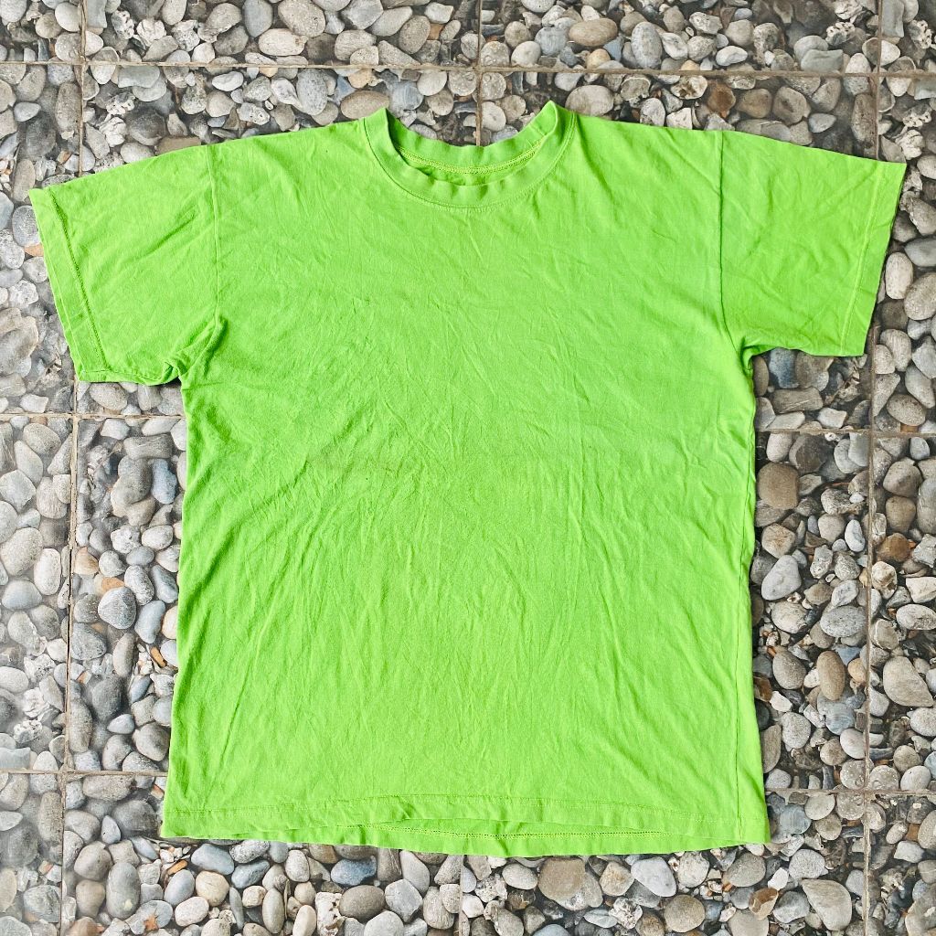 Kaos Polos Hijau Neon – Preloved