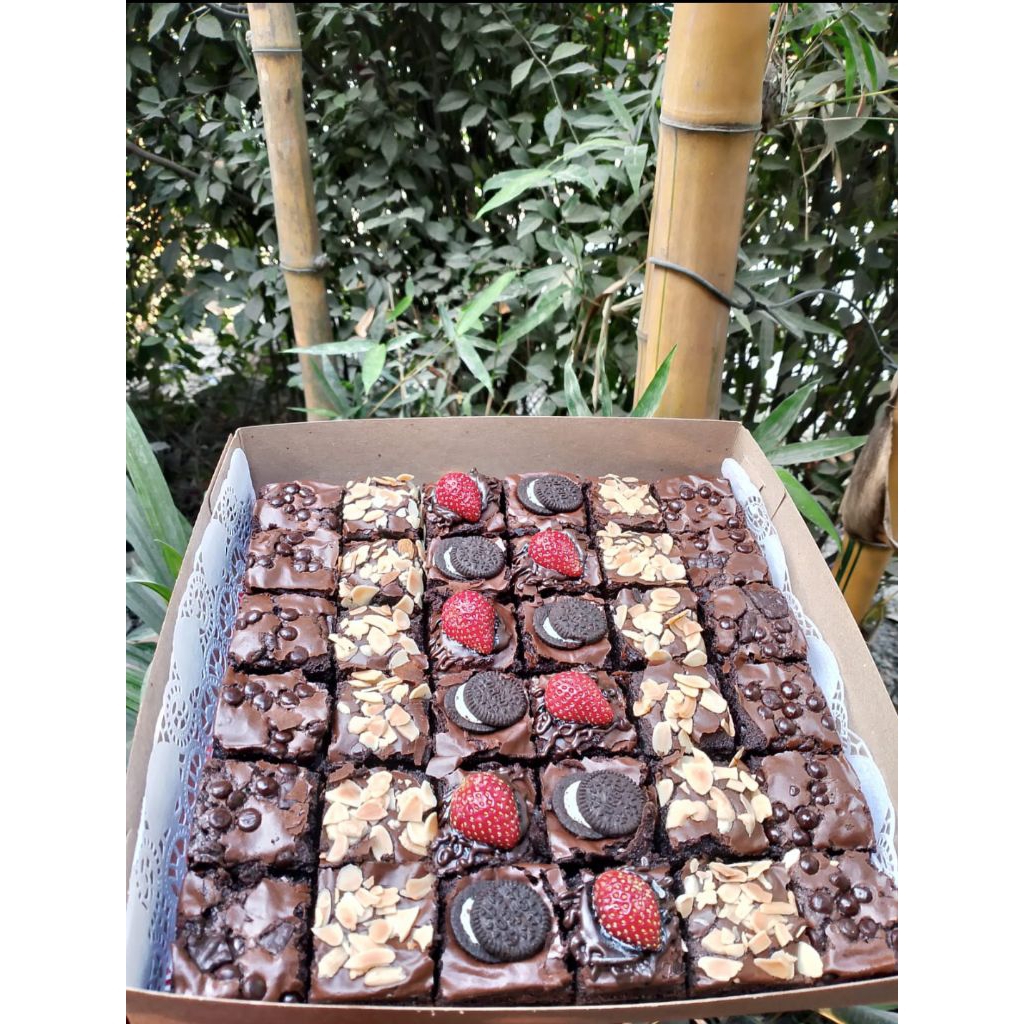 

Brownis Fudgy fresh premium / dikenal karna rasa