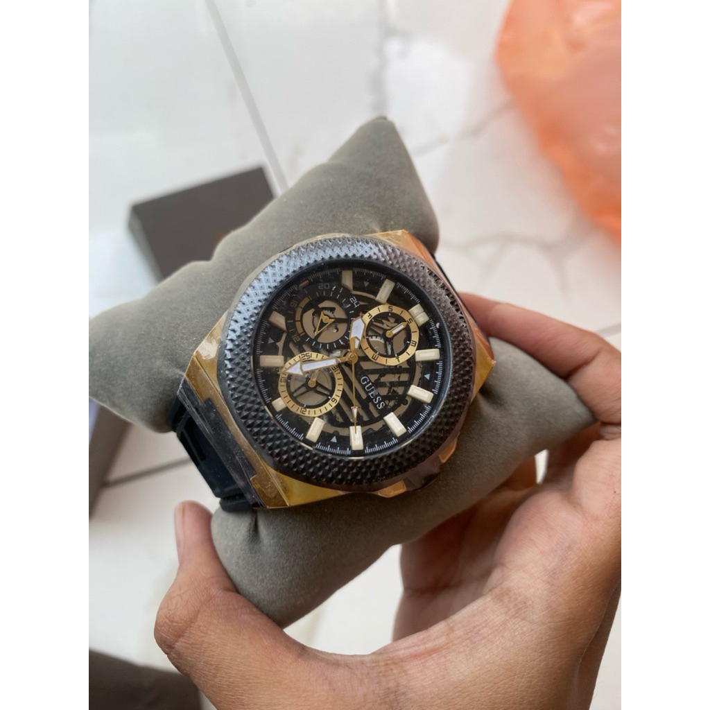 Jam tangan pria Guess impor asli original cowok rubber