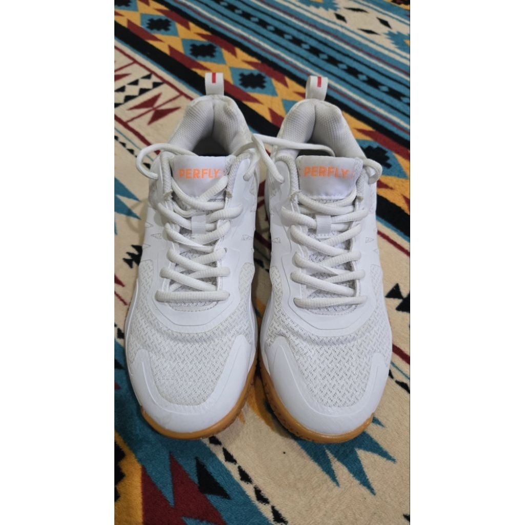 sepatu badminton decathlon