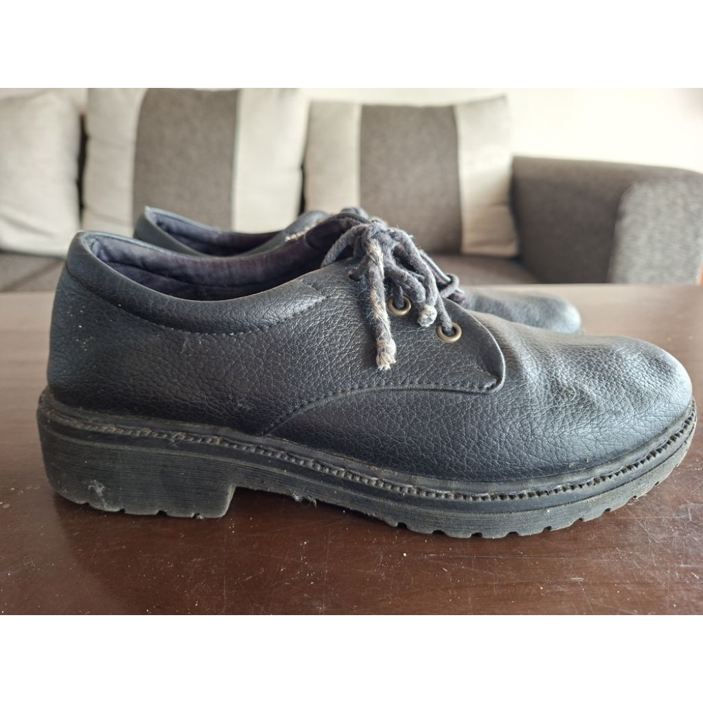 Sepatu wanita Khakikakiku