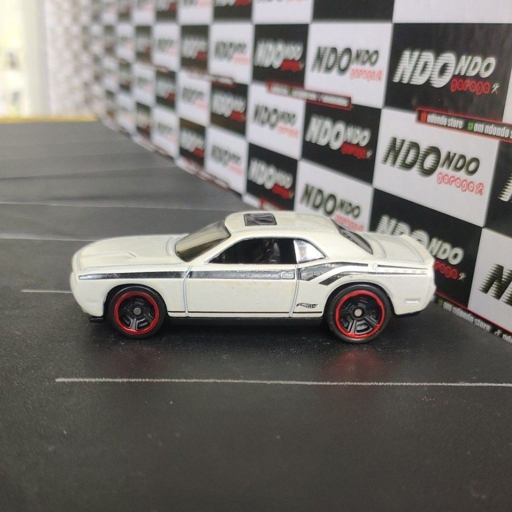 Hot Wheels Dodge Challenger SRT8 White New Loose Giftpack 2020 Exclusive