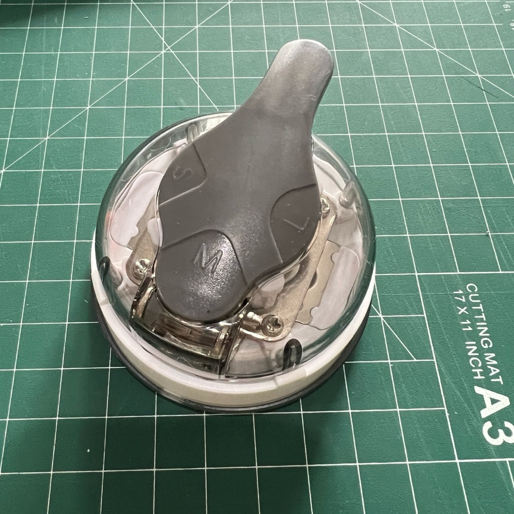 

Kadomaru Pro Corner Cutter / Pemotong Ujung Kertas