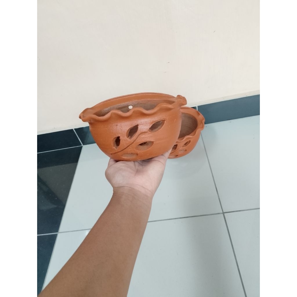 pot anggrek tempel pot tanah liat tempel motif daun d 16-17 cm t 8-9 cm