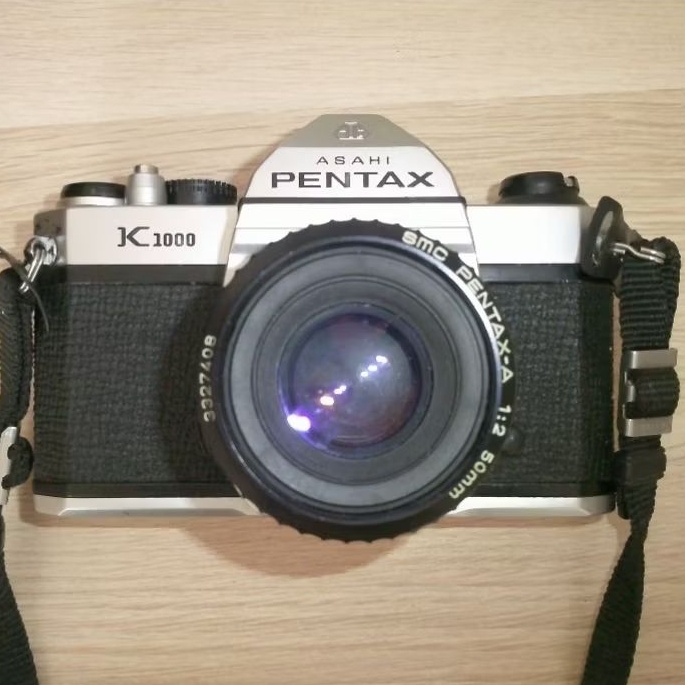 Kamera SLR Analog Pentax K1000 Asahi + Lensa Pentax 50 mm + strap & pelindung kamera Pentax