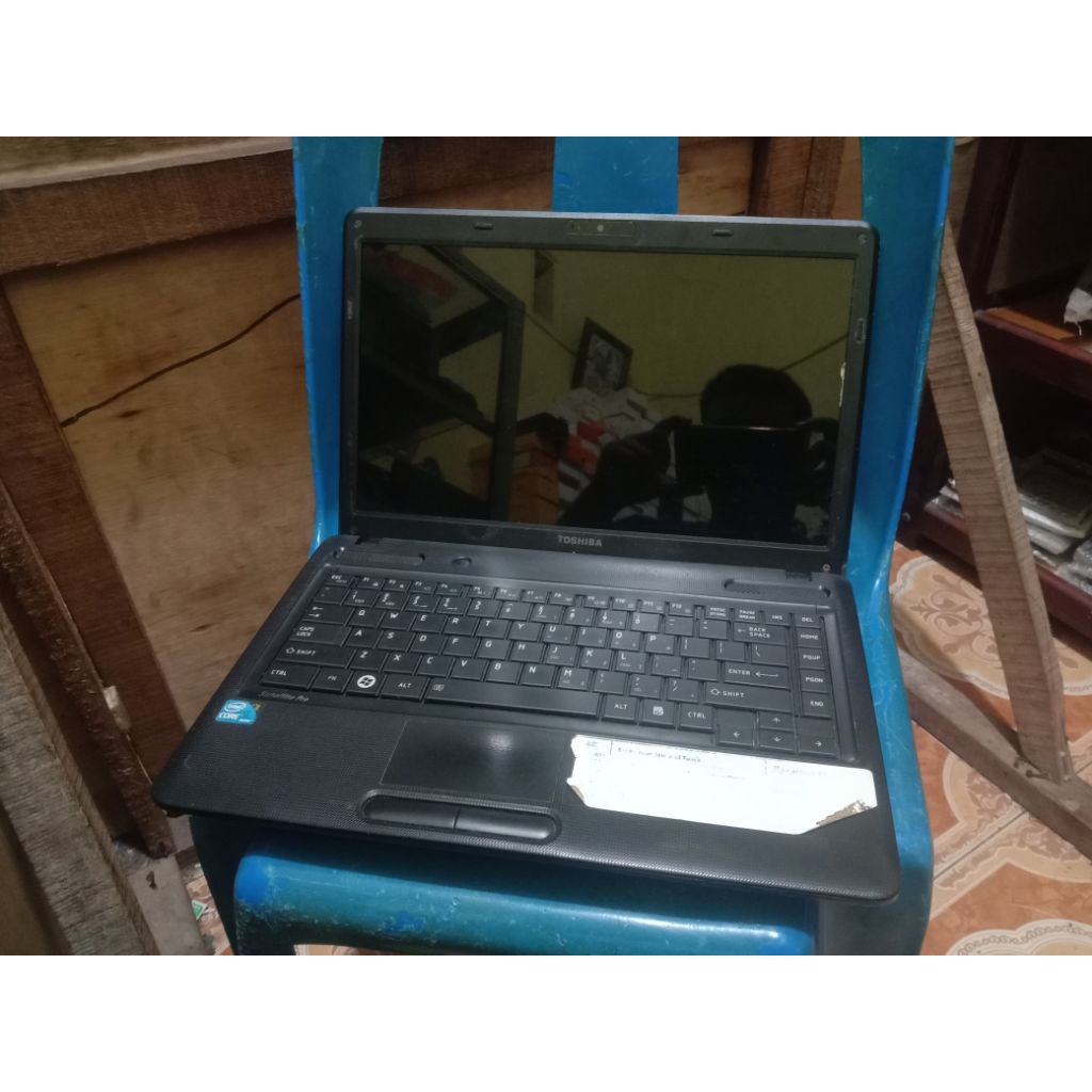 Laptop Toshiba minus matot