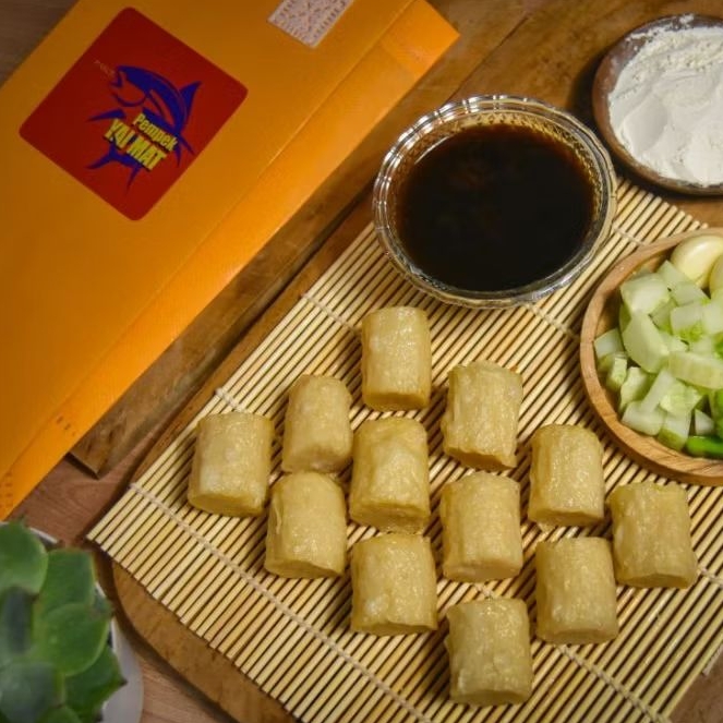 

Pempek YAI MAT! 12 Potong Lenjer Besar + Cuko Khas Palembang, Full Ikan Tenggiri, Tanpa Pengenyal, Frozen & Vakum