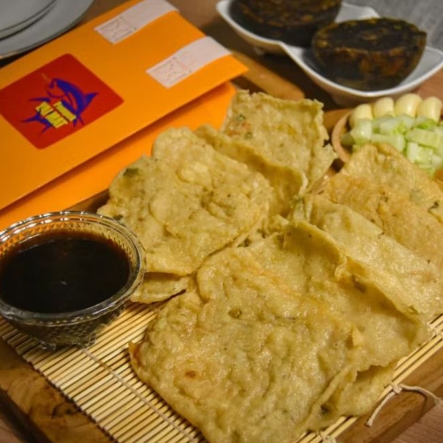 

Pempek YAI MAT! 10 Pcs Crispy + Cuko Khas Palembang, Full Ikan Tenggiri, Tanpa Pengenyal, Frozen & Vakum