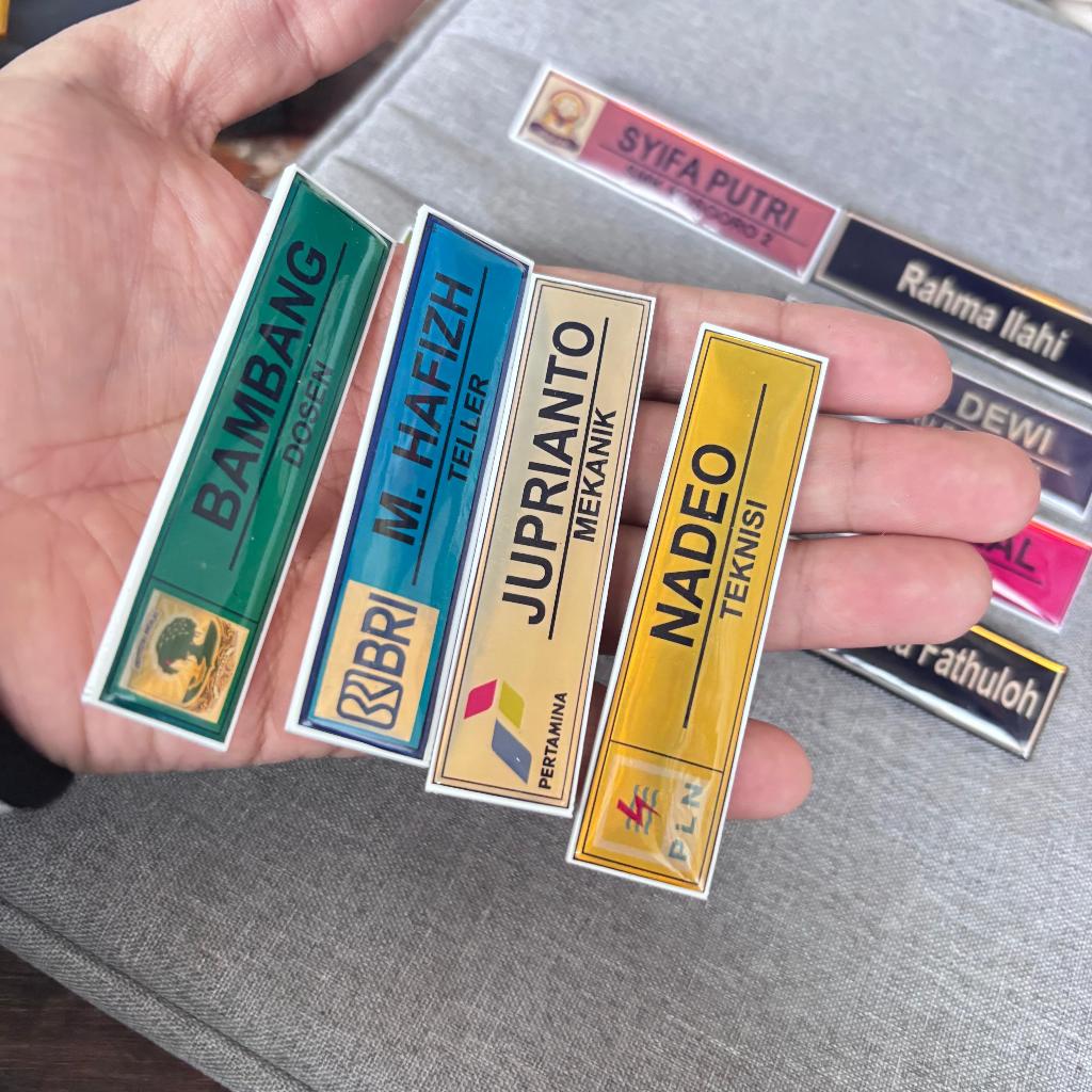 

Nametag bahan akrilik dan peniti resin papan nama murah name tag custom semua warna