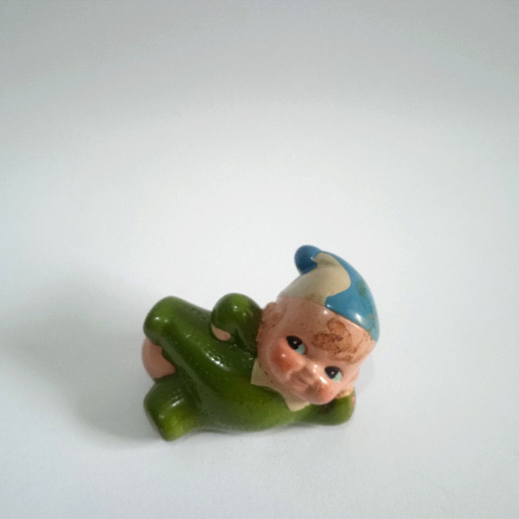 

Antik Rautan Pensil Lama Bahan Terakota/Tanah Liat Motif Anak Baju Hijau Main Bola Utuh